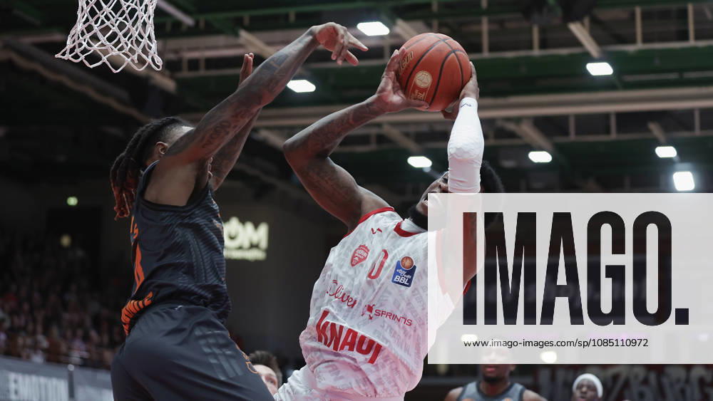 Pictured from left: Cobe Williams of the NINERS Chemnitz, 24, against Eddie Colbert III of the Würzburg Baskets, 0, on a layup, 26 10 2026,Fitness First Würzburg Baskets vs. NINERS Chemnitz, easyCredit BBL, Matchday 6, Germany, 97072, tectake Arena Würzburg,