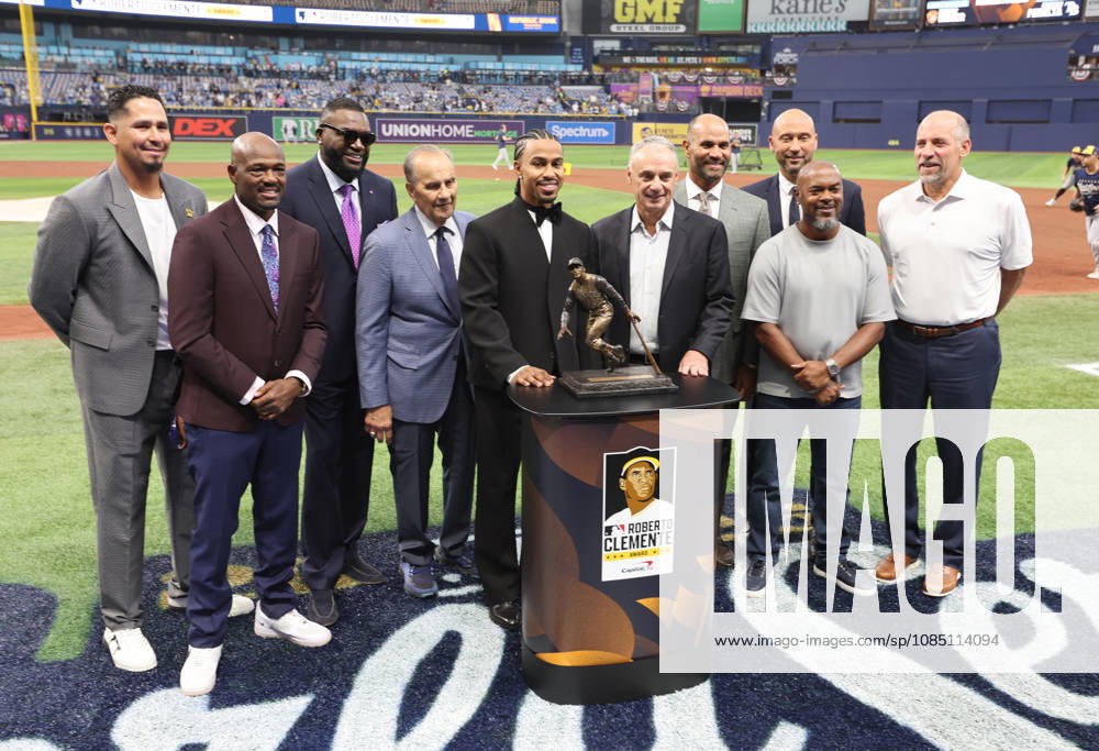 New York Mets star shortstop Francisco Lindor (C) is presented with the 2026 Roberto Clemente Award before the start of game three of the 2026 MLB, Baseball Herren, USA World Series between the Milwaukee Brewers and the Tampa Bay Rays at Tropicana Field in St Petersburg, Florida, on Monday, October 26, 2026. TPB20261026703 AARONxJOSEFCZYK