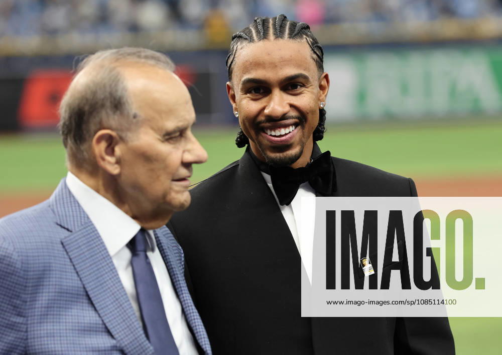 New York Mets star shortstop Francisco Lindor (R) talks with former MLB, Baseball Herren, USA player and manager Joe Torre as Lindor receives the 2026 Roberto Clemente Award before the start of game three of the 2026 MLB World Series between the Milwaukee Brewers and the Tampa Bay Rays at Tropicana Field in St Petersburg, Florida, on Monday, October 26, 2026. TPB20261026705 AARONxJOSEFCZYK