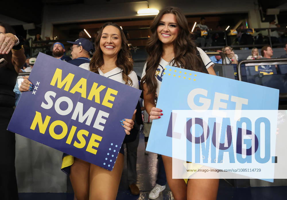 Tampa Bay Rays cheerleaders hold signs as they prepare for the start of game three of the 2026 MLB, Baseball Herren, USA World Series between the Rays and the Milwaukee Brewers at Tropicana Field in St Petersburg, Florida, on Monday, October 26, 2026. TPB20261026706 AARONxJOSEFCZYK