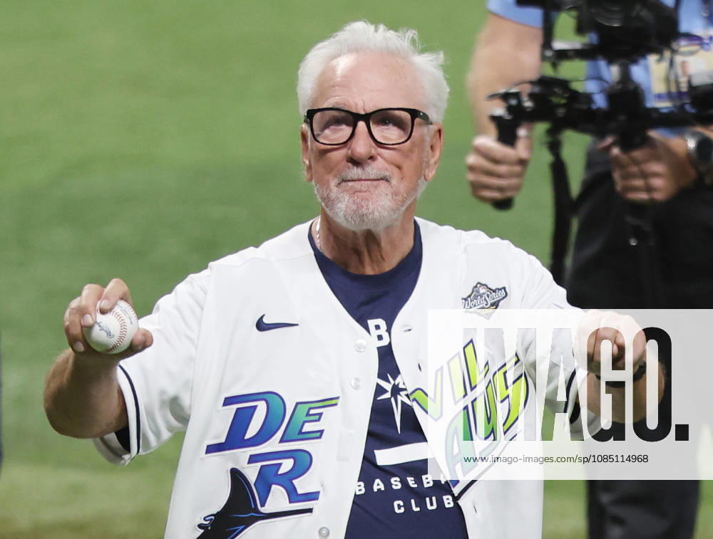 Former Tampa Bay Rays manager Joe Maddon throws out the ceremonial first pitch before the start of game three of the 2026 MLB, Baseball Herren, USA World Series between the Rays and the Milwaukee Brewers at Tropicana Field in St Petersburg, Florida, on Monday, October 26, 2026. TPB20261026710 AARONxJOSEFCZYK