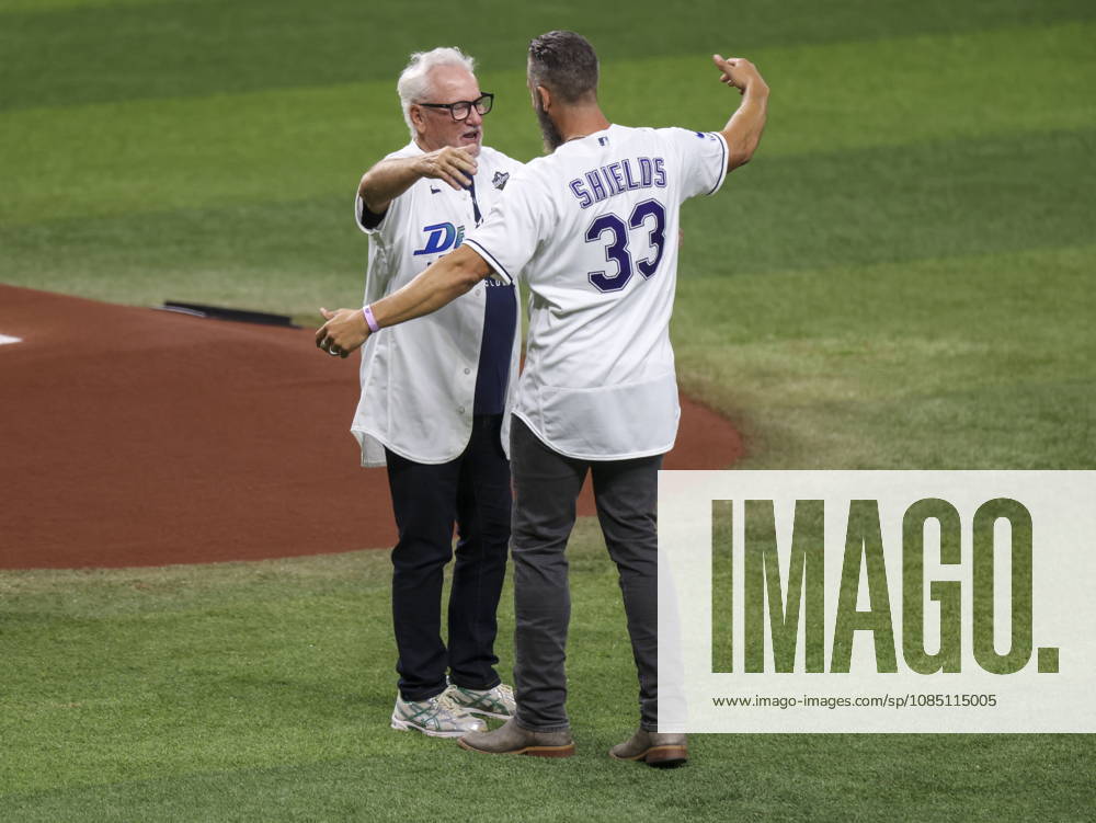 MLB, Baseball Herren, USA World Series Game 3 - Tampa Bay Rays v Milwaukee Brewers Former Tampa Bay Rays manager John Madden (L) and former player James Shields greet before throwing the first pitch prior the Major League Baseball (MLB) World Series Game 3 between the Milwaukee Brewers and Tampa Bay Rays at Tropicana Field in St. Petersburg, Florida, USA, 26 October 2026. ST. PETERSBURG FLORIDA UNITED STATES