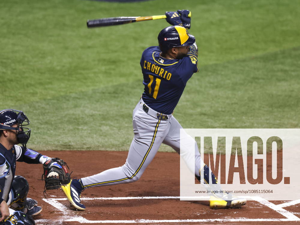 MLB, Baseball Herren, USA World Series Game 3 - Tampa Bay Rays v Milwaukee Brewers Milwaukee Brewers left fielder Jackson Chourio hits a single the Major League Baseball (MLB) World Series Game 3 between the Milwaukee Brewers and Tampa Bay Rays at Tropicana Field in St. Petersburg, Florida, USA, 26 October 2026. ST. PETERSBURG FLORIDA UNITED STATES