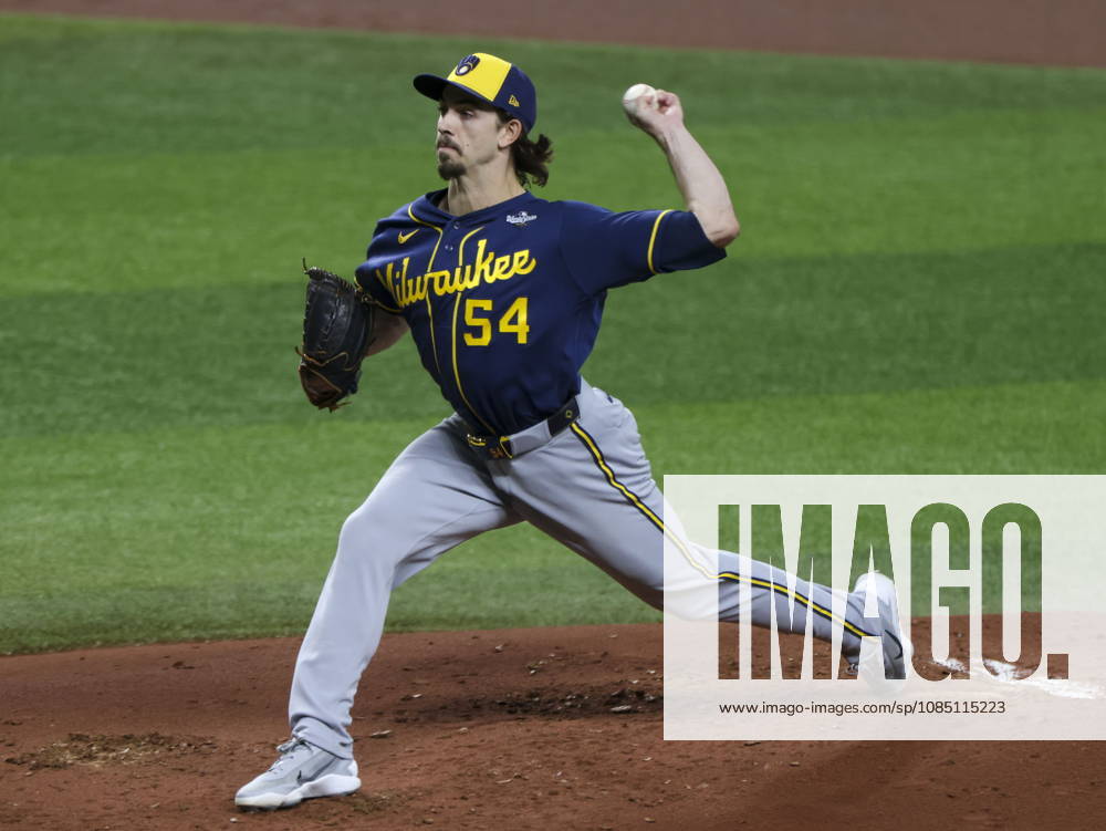 MLB, Baseball Herren, USA World Series Game 3 - Tampa Bay Rays v Milwaukee Brewers Milwaukee Brewers starting pitcher Robert Gasser in action the Major League Baseball (MLB) World Series Game 3 between the Milwaukee Brewers and Tampa Bay Rays at Tropicana Field in St. Petersburg, Florida, USA, 26 October 2026. ST. PETERSBURG FLORIDA UNITED STATES