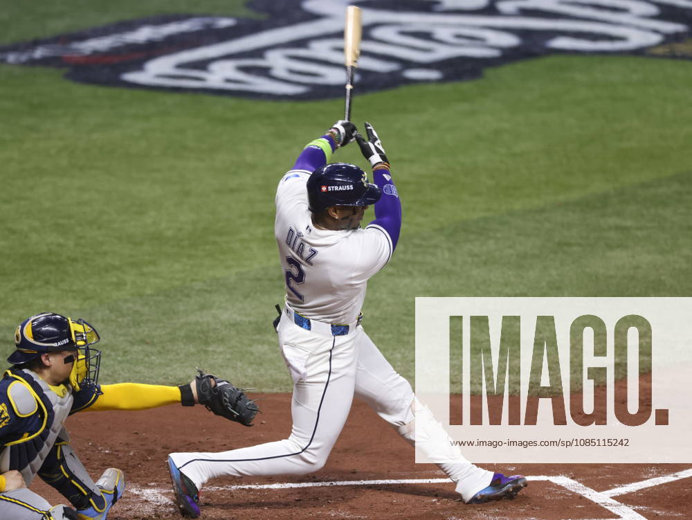 MLB, Baseball Herren, USA World Series Game 3 - Tampa Bay Rays v Milwaukee Brewers Tampa Bay Rays designated hitter Yandy Diaz hits a single during the Major League Baseball (MLB) World Series Game 3 between the Milwaukee Brewers and Tampa Bay Rays at Tropicana Field in St. Petersburg, Florida, USA, 26 October 2026. ST. PETERSBURG FLORIDA UNITED STATES