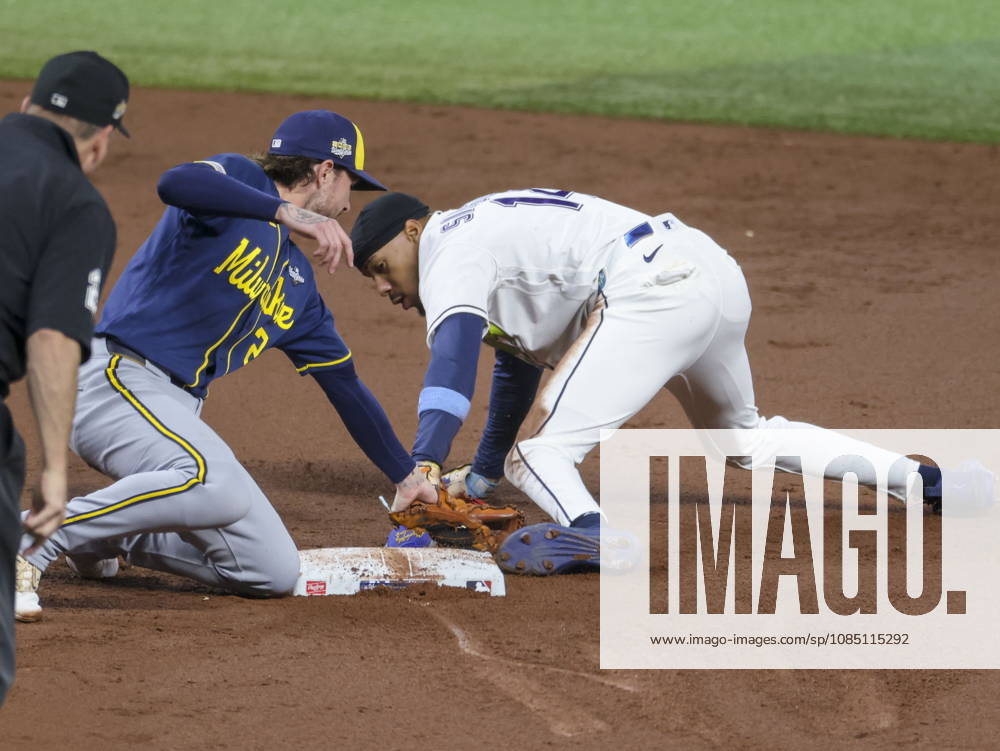 MLB, Baseball Herren, USA World Series Game 3 - Tampa Bay Rays v Milwaukee Brewers Milwaukee Brewers second baseman Brice Turang (C) tags out Tampa Bay Rays left fielder Chandler Simpson (R) at second base during a steal attempt during the Major League Baseball (MLB) World Series Game 3 between the Milwaukee Brewers and Tampa Bay Rays at Tropicana Field in St. Petersburg, Florida, USA, 26 October 2026. ST. PETERSBURG FLORIDA UNITED STATES