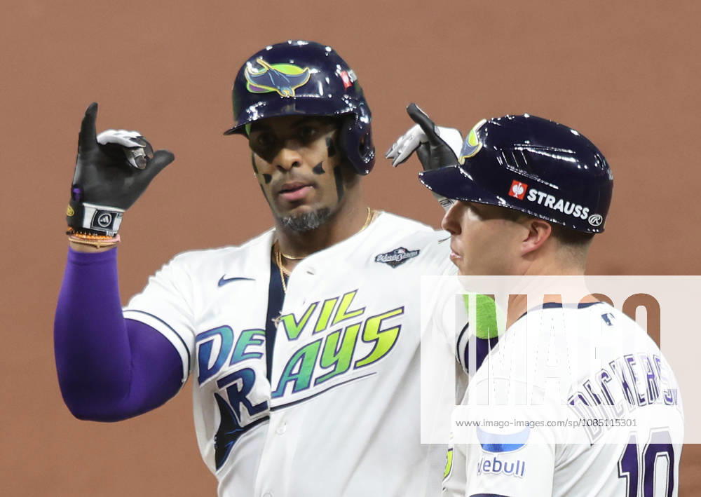 Tampa Bay Rays designated hitter Yandy Diaz (2) gestures on first base after hitting a single against the Milwaukee Brewers in the first inning during game three of the 2026 MLB, Baseball Herren, USA World Series at Tropicana Field in St Petersburg, Florida, on Monday, October 26, 2026. TPB20261026717 AARONxJOSEFCZYK