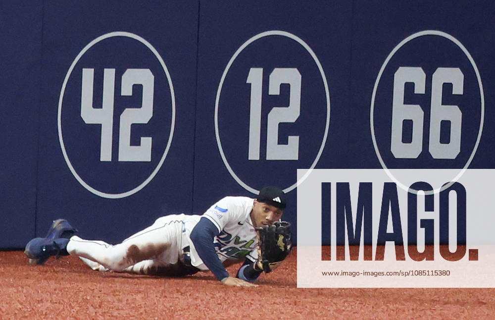 Tampa Bay Rays left fielder Chandler Simpson (14) gets to his feet after catching a long fly ball against the wall from Milwaukee Brewer Sal Frelick in the second inning during game three of the 2026 MLB, Baseball Herren, USA World Series at Tropicana Field in St Petersburg, Florida, on Monday, October 26, 2026. TPB20261026723 AARONxJOSEFCZYK