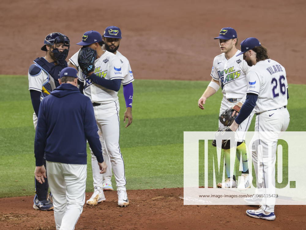 MLB, Baseball Herren, USA World Series Game 3 - Tampa Bay Rays v Milwaukee Brewers Tampa Bay Rays pitching coach Kyle Snyder (L) walks out to talk with Tampa Bay Rays pitcher Freddy Peralta (C) during the Major League Baseball (MLB) World Series Game 3 between the Milwaukee Brewers and Tampa Bay Rays at Tropicana Field in St. Petersburg, Florida, USA, 26 October 2026. ST. PETERSBURG FLORIDA UNITED STATES