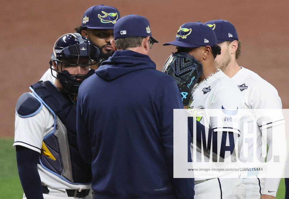 Tampa Bay Rays pitching coach Kyle Snyder (23) has a mound meeting with pitcher Freddy Peralta in the second inning during game three of the 2026 MLB, Baseball Herren, USA World Series against the Milwaukee Brewers at Tropicana Field in St Petersburg, Florida, on Monday, October 26, 2026. TPB20261026725 AARONxJOSEFCZYK
