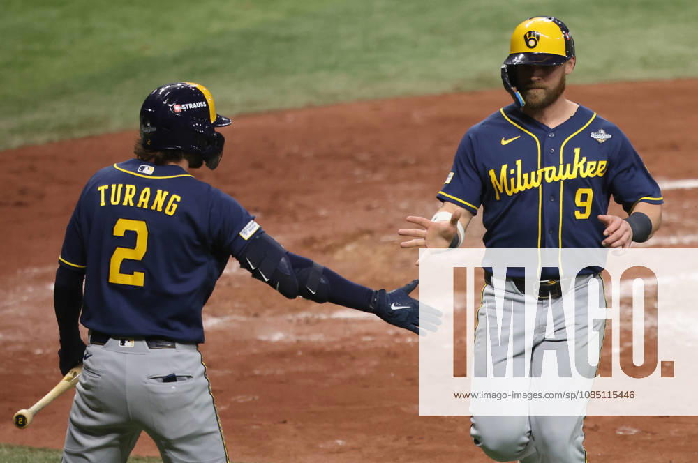 Milwaukee Brewers Jake Bauers (9) is congratulated by Brice Trang (2) after scoring against the Tampa Bay Rays on a single by William Contreras in the second inning during game three of the 2026 MLB, Baseball Herren, USA World Series at Tropicana Field in St Petersburg, Florida, on Monday, October 26, 2026. TPB20261026727 AARONxJOSEFCZYK