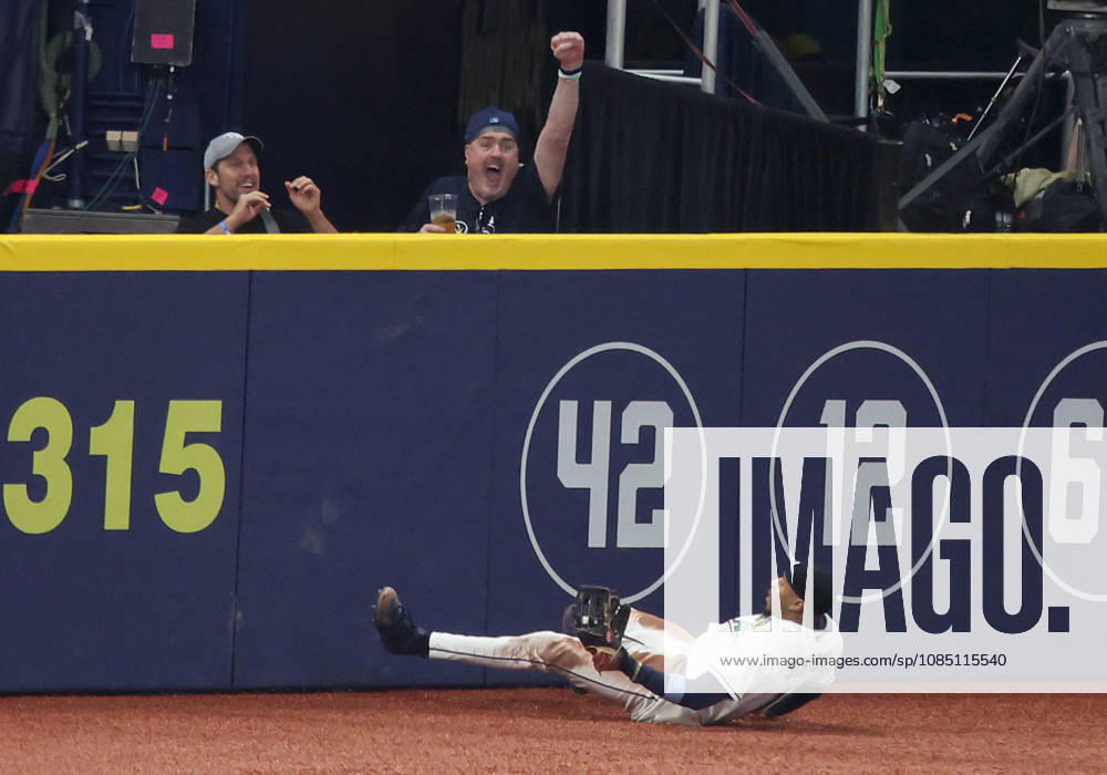 Tampa Bay Rays left fielder Chandler Simpson (14) falls down after slamming against the wall to catch a long fly ball from Milwaukee Brewer Sal Frelick in the second inning during game three of the 2026 MLB, Baseball Herren, USA World Series at Tropicana Field in St Petersburg, Florida, on Monday, October 26, 2026. TPB20261026729 AARONxJOSEFCZYK