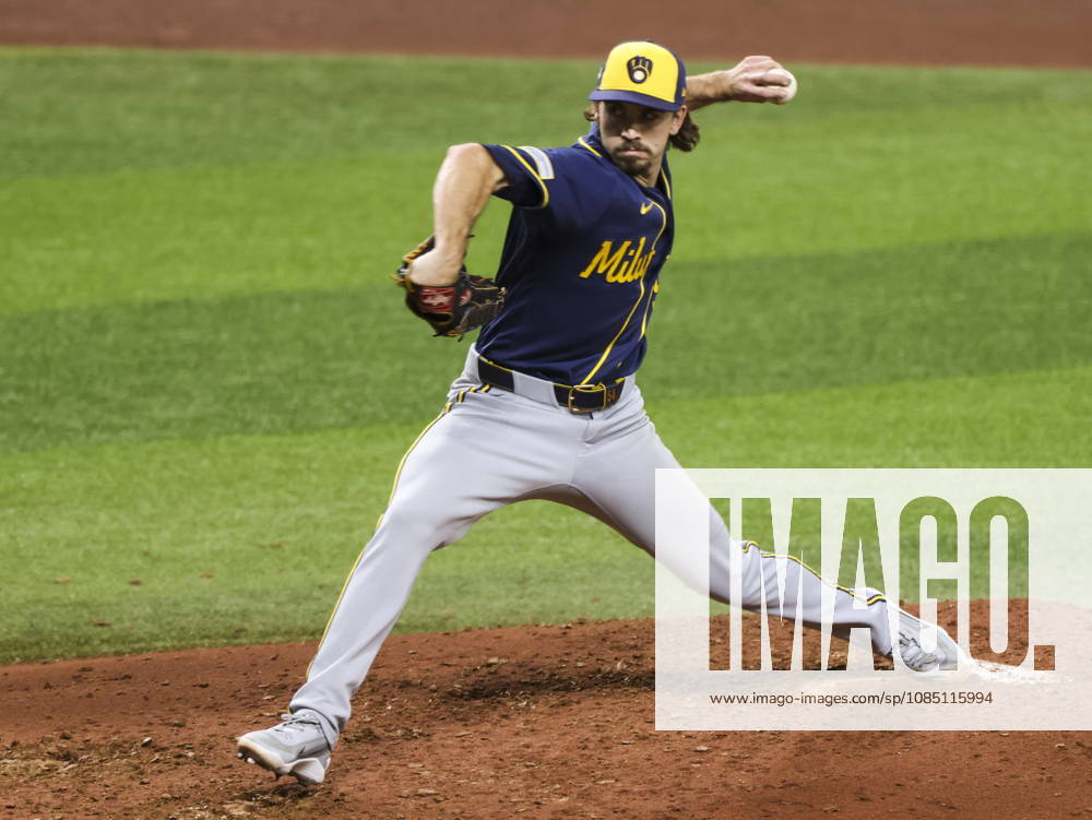 MLB, Baseball Herren, USA World Series Game 3 - Tampa Bay Rays v Milwaukee Brewers Milwaukee Brewers starting pitcher Robert Gasser in action during the Major League Baseball (MLB) World Series Game 3 between the Milwaukee Brewers and Tampa Bay Rays at Tropicana Field in St. Petersburg, Florida, USA, 26 October 2026. ST. PETERSBURG FLORIDA UNITED STATES
