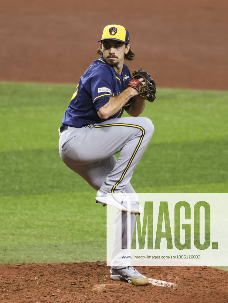 MLB, Baseball Herren, USA World Series Game 3 - Tampa Bay Rays v Milwaukee Brewers Milwaukee Brewers starting pitcher Robert Gasser in action during the Major League Baseball (MLB) World Series Game 3 between the Milwaukee Brewers and Tampa Bay Rays at Tropicana Field in St. Petersburg, Florida, USA, 26 October 2026. ST. PETERSBURG FLORIDA UNITED STATES