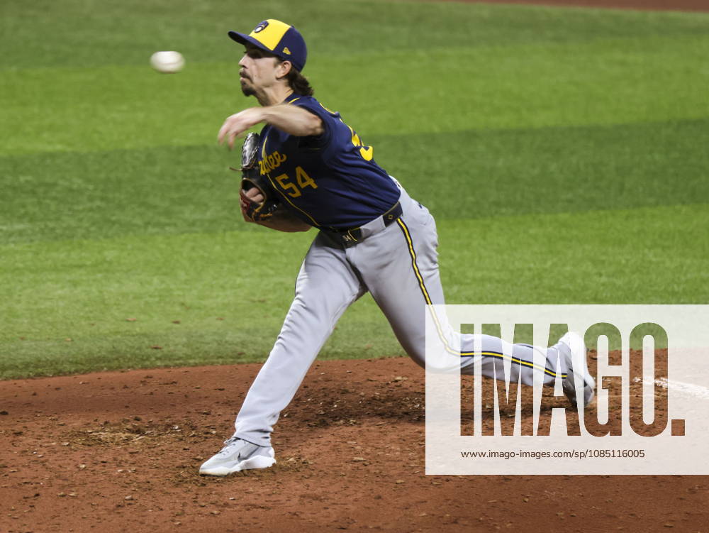 MLB, Baseball Herren, USA World Series Game 3 - Tampa Bay Rays v Milwaukee Brewers Milwaukee Brewers starting pitcher Robert Gasser in action during the Major League Baseball (MLB) World Series Game 3 between the Milwaukee Brewers and Tampa Bay Rays at Tropicana Field in St. Petersburg, Florida, USA, 26 October 2026. ST. PETERSBURG FLORIDA UNITED STATES