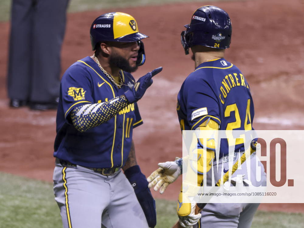 MLB, Baseball Herren, USA World Series Game 3 - Tampa Bay Rays v Milwaukee Brewers Milwaukee Brewers left fielder Jackson Chourio (L) celebrates scoring with Milwaukee Brewers catcher William Contreras during the Major League Baseball (MLB) World Series Game 3 between the Milwaukee Brewers and Tampa Bay Rays at Tropicana Field in St. Petersburg, Florida, USA, 26 October 2026. ST. PETERSBURG FLORIDA UNITED STATES