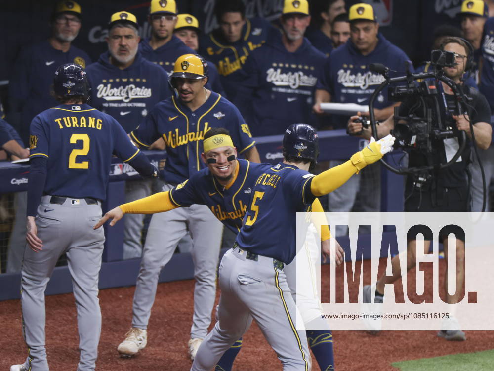 MLB, Baseball Herren, USA World Series Game 3 - Tampa Bay Rays v Milwaukee Brewers Milwaukee Brewers center fielder Garrett Mitchell (C) celebrates scoring a run with team mates in the 5th inning during the Major League Baseball (MLB) World Series Game 3 between the Milwaukee Brewers and Tampa Bay Rays at Tropicana Field in St. Petersburg, Florida, USA, 26 October 2026. ST. PETERSBURG FLORIDA UNITED STATES