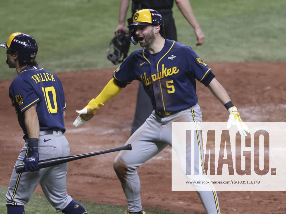 MLB, Baseball Herren, USA World Series Game 3 - Tampa Bay Rays v Milwaukee Brewers Milwaukee Brewers center fielder Garrett Mitchell (R) celebrates scoring a run in the 5th inning during the Major League Baseball (MLB) World Series Game 3 between the Milwaukee Brewers and Tampa Bay Rays at Tropicana Field in St. Petersburg, Florida, USA, 26 October 2026. ST. PETERSBURG FLORIDA UNITED STATES