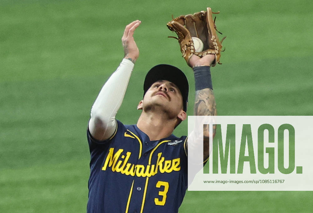 Milwaukee Brewers third baseman Joey Ortiz (3) catches a pop up from Tampa Bay Rays Jonathan Aranda in the eighth inning during game three of the 2026 MLB, Baseball Herren, USA World Series at Tropicana Field in St Petersburg, Florida, on Monday, October 26, 2026. TPB20261026755 AARONxJOSEFCZYK
