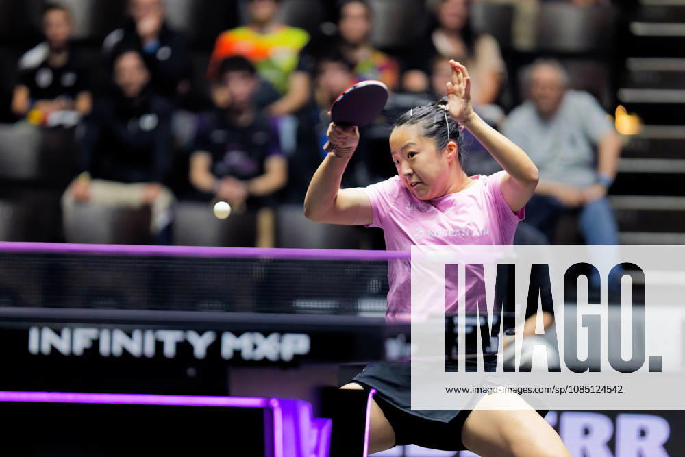 Shin Yubin en action au WTT Champions Montpellier Benjamin ELKAIM MAXPPP - Montpellier 27 10 2026 Tennis de table - WTT Champions Montpellier 2026, 32eme de finale du simple dames, le 27 octobre 2026 a la Sud de France Arena de Montpellier. Shin Yubin, joueuse sud-coreenne classee 12e mondiale, en action avec sa raquette levee et la balle visible au-dessus de la table. Elle s impose 3-0 face a -chengiching, 33e mondiale. WTT Champions Montpellier, France, on oct 27th 2026 Montpellier FRANCE
