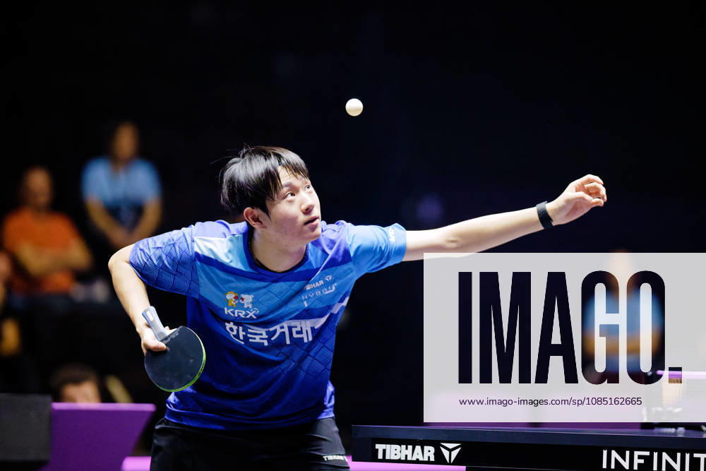 Oh Junsung au service Benjamin ELKAIM MAXPPP - Montpellier 28 10 2026 WTT Champions Montpellier 2026, 16eme de finale, le 28 octobre a la Sud de France Arena. Oh Junsung, numero 17 mondial, lance la balle pour servir lors de sa defaite 2-3 face a -zhouqihao. Montpellier FRANCE