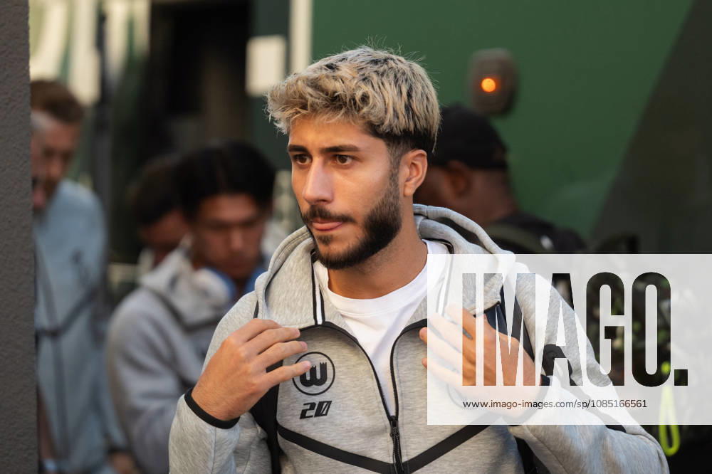 Soccer DFB Cup 2nd Round, SC Freiburg vs. VfL Wolfsburg, from left: Muhammed Damar, 20, VfL Wolfsburg upon the bus s arrival in Freiburg