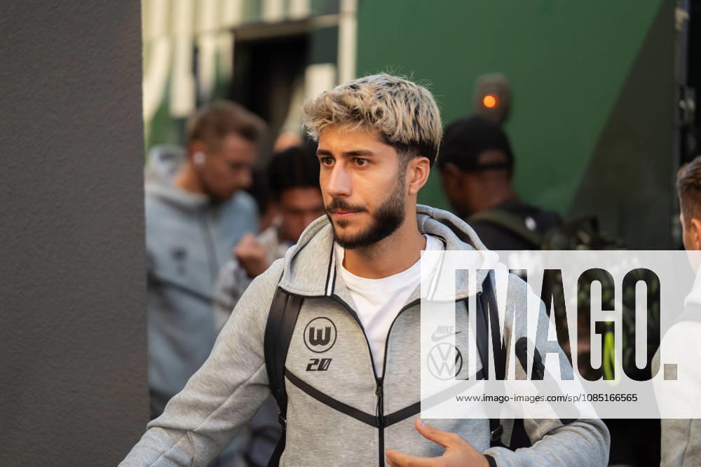 Soccer DFB Cup 2nd Round, SC Freiburg vs. VfL Wolfsburg, from left: Muhammed Damar, 20, VfL Wolfsburg upon the bus s arrival in Freiburg