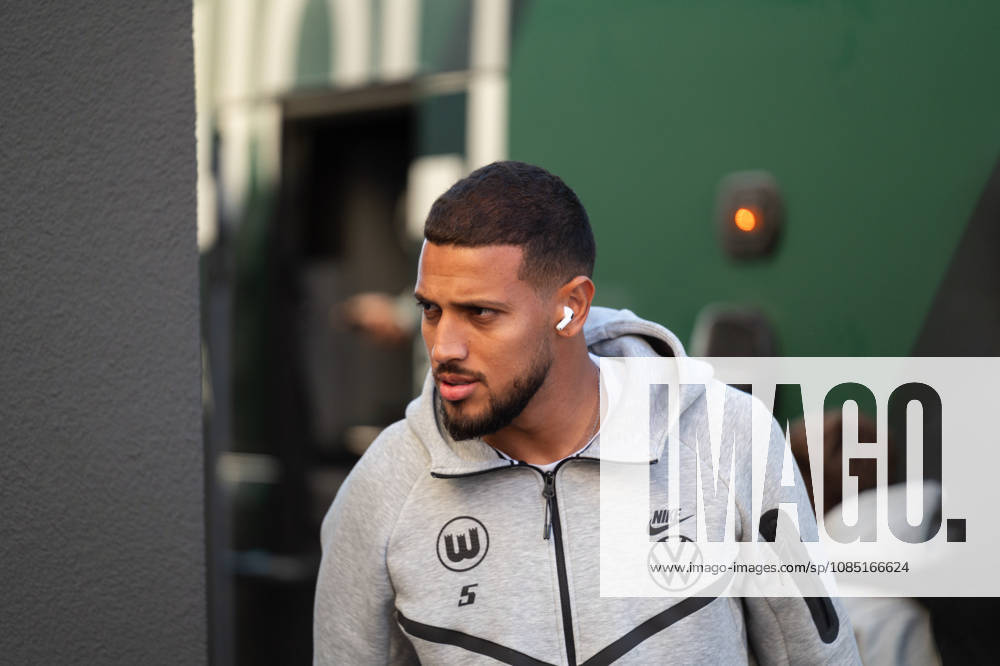 Soccer DFB Cup 2nd Round, SC Freiburg vs. VfL Wolfsburg, from left: Vini Souza 5, VfL Wolfsburg upon the bus s arrival in Freiburg