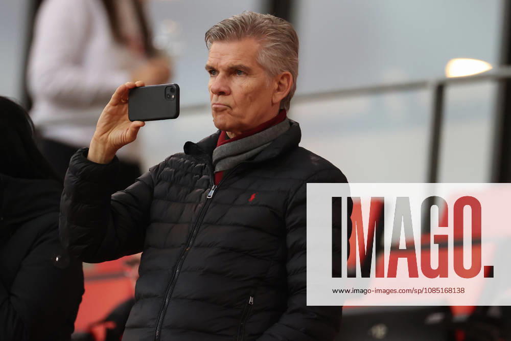 GER, October 28, 2026, Soccer, Men s, DFB Cup, 2026–2027 Season, Round 2, SC Freiburg vs. VfL Wolfsburg. Father Ingo watches his son Timon Wellenreuther of VfL Wolfsburg, 01 as he warms up. DFL regulations prohibit any use of photographs as image sequences and or quasi-video. Freiburg, Europa-Park Stadium, Baden-Württemberg, Germany