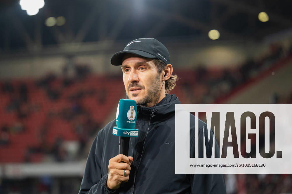 Soccer, DFB Cup, 2nd Round, SC Freiburg vs. VfL Wolfsburg, from left: Julian Schuster, coach of SC Freiburg, during a pre-game interview in Freiburg