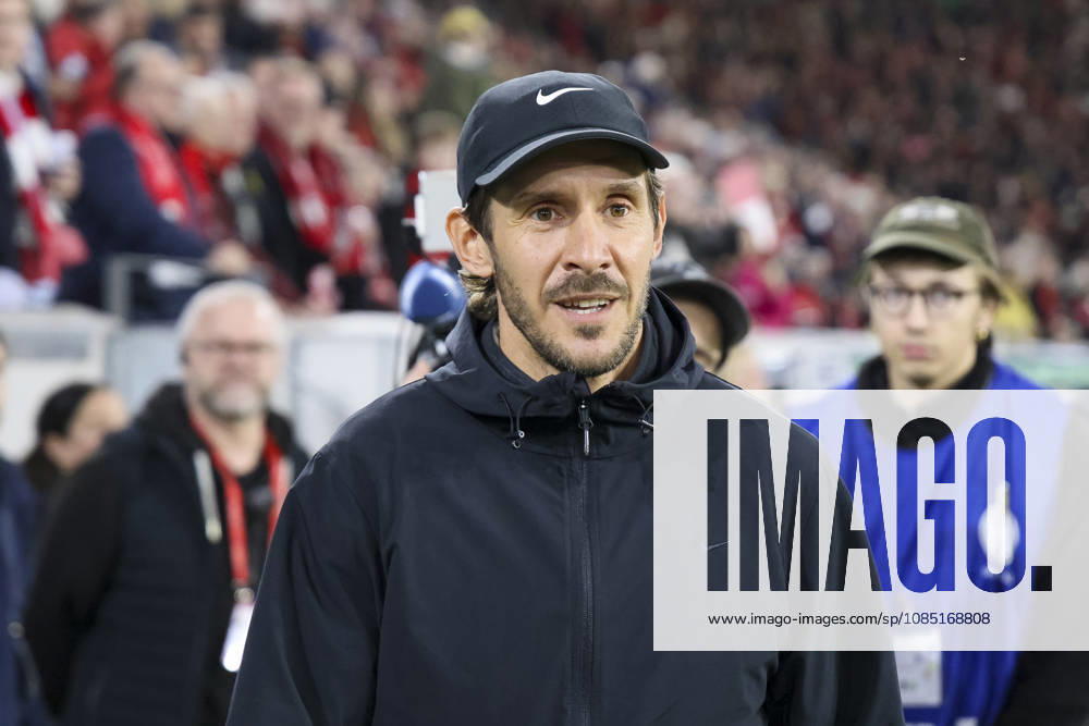 Julian Schuster, SC Freiburg, Coach, before kickoff, Germany, Soccer, DFB Cup, 2nd Round, 2026–2027, SC Freiburg vs. VfL Wolfsburg, October 28, 2026, Freiburg im Breisgau, Europa-Park Stadium, Germany