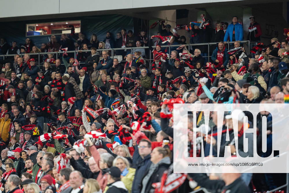 Soccer, DFB Cup, 2nd Round, SC Freiburg vs. VfL Wolfsburg, from left: SC Freiburg home fans before the game in Freiburg