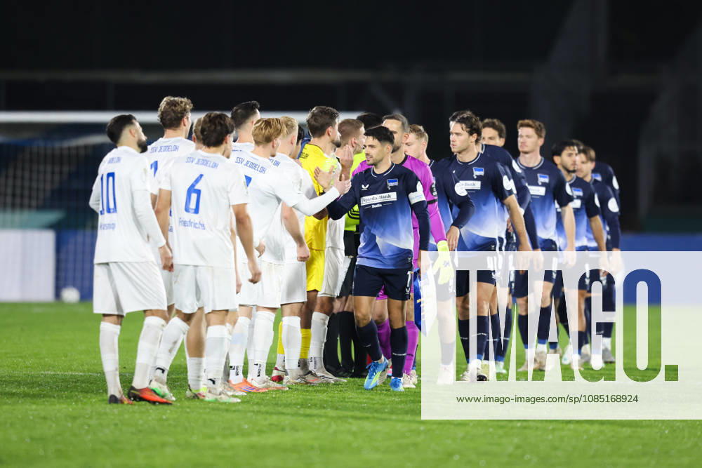 Soccer, Men s, DFB Cup, 2nd Round, SSV Jeddeloh II vs. Hertha BSC Berlin The teams high-fiving each other before the game begins
