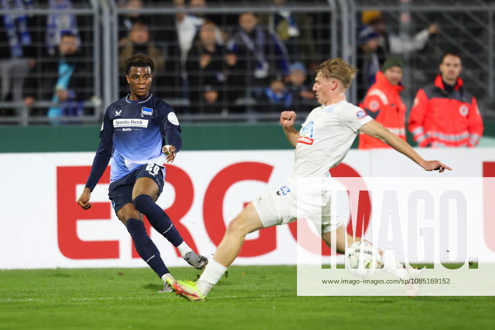 Soccer, Men s, DFB Cup, 2nd Round, SSV Jeddeloh II vs. Hertha BSC Berlin; Haris Hyseni 37 (SSV Jeddeloh II) in a tackle with Farid Alfa Ruprecht 20 (Hertha BSC Berlin)