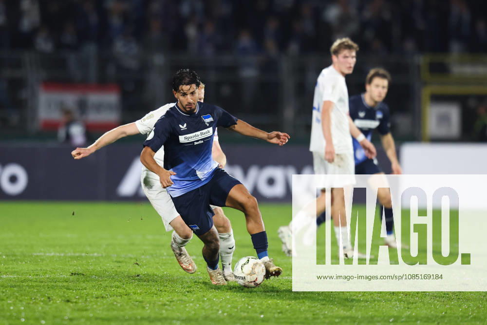 Soccer, Men s, DFB Cup, 2nd Round, SSV Jeddeloh II vs. Hertha BSC Berlin, Kevin Sessa 8 (Hertha BSC Berlin) in a tackle with Robin Krolikowski 16 (SSV Jeddeloh II)