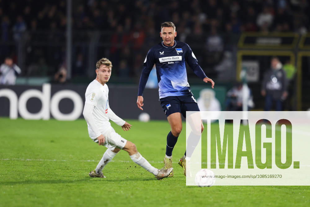 Soccer, Men s, DFB Cup, 2nd Round, SSV Jeddeloh II vs. Hertha BSC Berlin; Moritz Brinkmann 8 (SSV Jeddeloh II) in a tackle with Paul Seguin 30 (Hertha BSC Berlin)