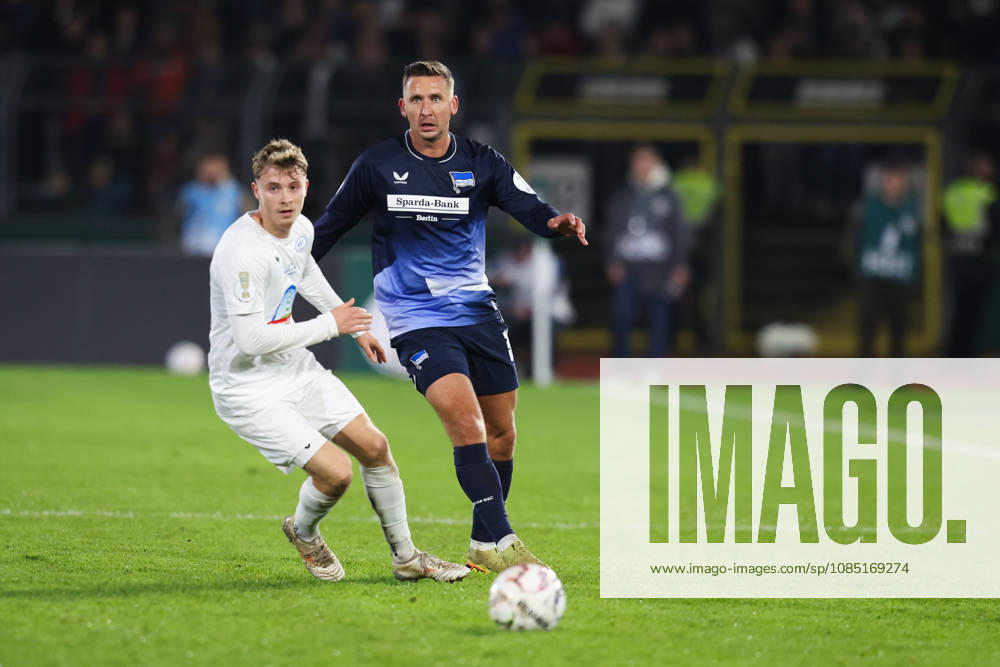 Soccer, Men s, DFB Cup, 2nd Round, SSV Jeddeloh II vs. Hertha BSC Berlin; Moritz Brinkmann 8 (SSV Jeddeloh II) in a tackle with Paul Seguin 30 (Hertha BSC Berlin)