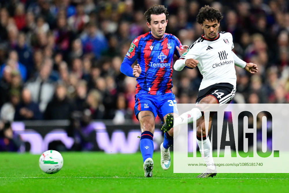 Fulham v Crystal Palace, EFL Cup Fulham midfielder Oscar Bobb (14) passes under pressure from Crystal Palace defender Ben Chilwell (33) during the EFL Cup match between Fulham and Crystal Palace at Craven Cottage, London, UK on 28 October 2026. London Craven Cottage Greater London UK Editorial use only DataCo restrictions apply See www.football-dataco.com ,