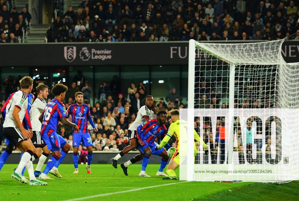 Alex Iwobi of Fulham is denied by Crystal Palace goalkeeper Dean Henderson Fulham v Crystal Palace, EFL Carabao Cup, Football, Craven Cottage, London, UK - 28 Oct 2026London Craven Cottage United Kingdom