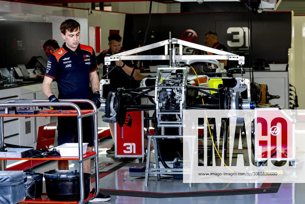 MEXICO CITY Mechanics assemble the car of Formula 1 driver Esteban Ocon of the TGR Haas F1 Team during the Formula 1 Mexican Grand Prix at the Autódromo Hermanos Rodríguez on October 28, 2026, in Mexico City, Mexico. Photo by DeFodi Images