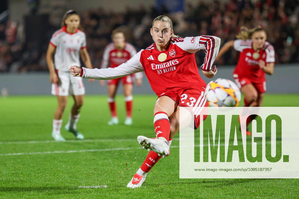 Mangata Developments Stadium, ENGLAND - October 28th: Alessia Russo (23) of Arsenal gets her Patrick from a penalty during the Arsenal vs SL Benfica UEFA Women s Champions League at Mangata Developments Stadium on October 28th, 2026 in England. Phillip Rocker SPP