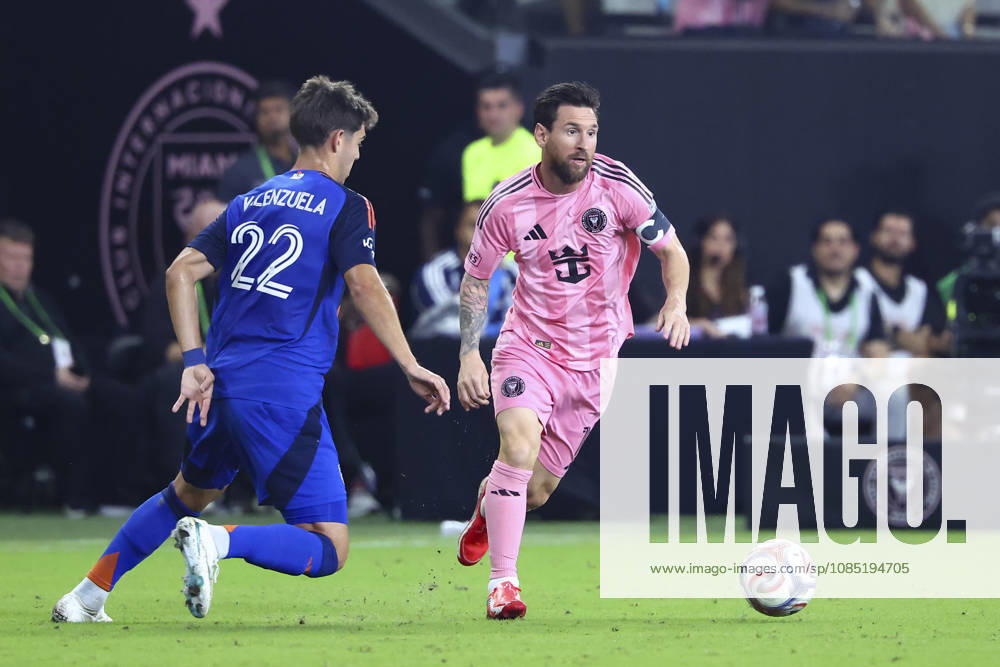 MIAMI, FL - OCTOBER 28: Inter Miami CF forward Leo Messi (10) attacks with the ball as FC Cincinnati forward Gerardo Valenzuela (22) defends in the first half during the MLS, Fussball Herren, USA match between FC Cincinnati and Inter Miami CF on Wednesday, October 28, 2026 at Nu Stadium in Miami, FL (Photo by Peter Joneleit Icon Sportswire) SOCCER: OCT 28 MLS Inter Miami CF vs FC Cincinnati Icon2601028001
