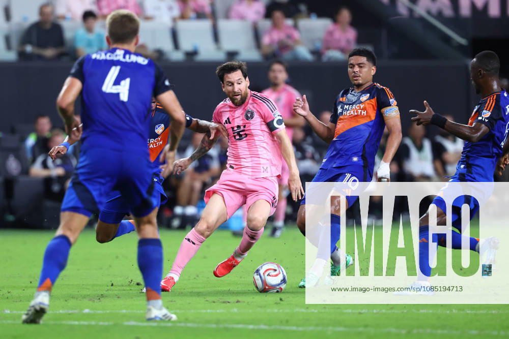 MIAMI, FL - OCTOBER 28: Inter Miami CF forward Leo Messi (10) attacks with the ball as four defenders converge on him in the first half during the MLS, Fussball Herren, USA match between FC Cincinnati and Inter Miami CF on Wednesday, October 28, 2026 at Nu Stadium in Miami, FL (Photo by Peter Joneleit Icon Sportswire) SOCCER: OCT 28 MLS Inter Miami CF vs FC Cincinnati Icon2601028010