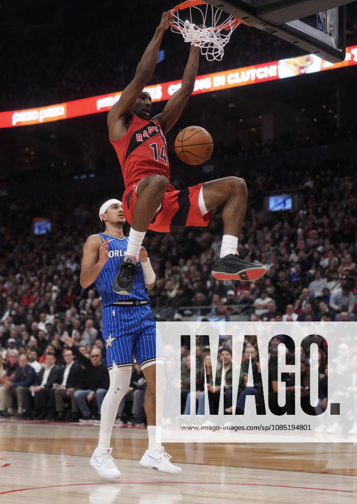 Toronto Raptors Ja kobe Walter (14) dunks the ball past Orlando Magic s Anthony Black (0) during first half NBA, Basketball Herren, USA basketball action in Toronto on Wednesday, Oct. 28, 2026. Canada News - October 28, 2026 - ZUMAc35_ 20261028_zaf_c35_103