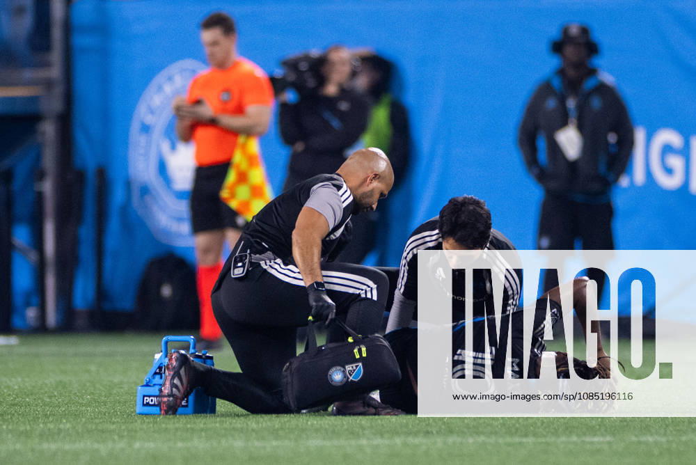 Charlotte FC forward Allan Saint-Maximin (10) gets checked out by trainers during the second half against the CF Montreal in the MLS, Fussball Herren, USA match up at Bank of America Stadium in Charlotte, NC. Mandatory Credit: -Cal Media Charlotte United States - ZUMAc04_ 20261028_zma_c04_017