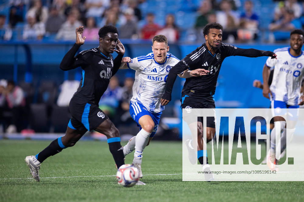 CF Montreal midfielder Fabian Herbers (21) gets cutoff by Charlotte FC defender Nathan Byrne (14) and forward Rodolfo Aloko (37) during the second half of the MLS, Fussball Herren, USA match up at Bank of America Stadium in Charlotte, NC. Mandatory Credit: -Cal Media Charlotte United States - ZUMAc04_ 20261028_zma_c04_022