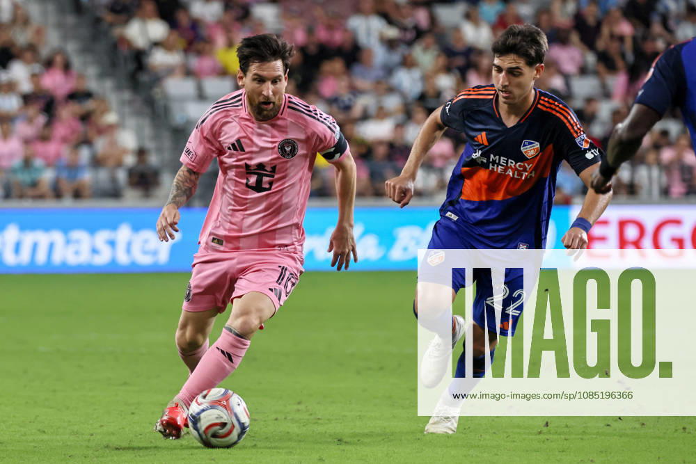Inter Miami CF forward Lionel Messi (10) and FC Cincinnati forward Gerardo Valenzuela (22) battle for a ball during a 2026 MLS, Fussball Herren, USA soccer match between Inter Miami CF and FC Cincinnati. Miami USA - ZUMAa257 20261028_zsp_a257_003