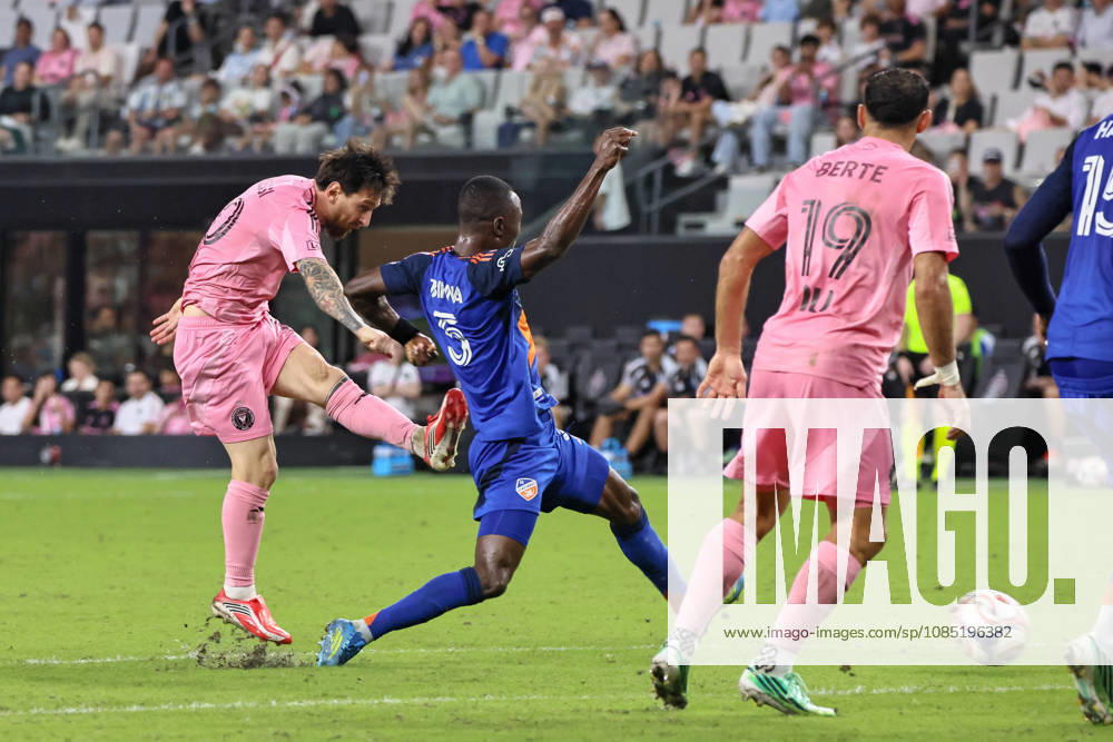 Inter Miami CF forward Lionel Messi (10) shoots on goal during a 2026 MLS, Fussball Herren, USA soccer match between Inter Miami CF and FC Cincinnati. Miami USA - ZUMAa257 20261028_zsp_a257_004