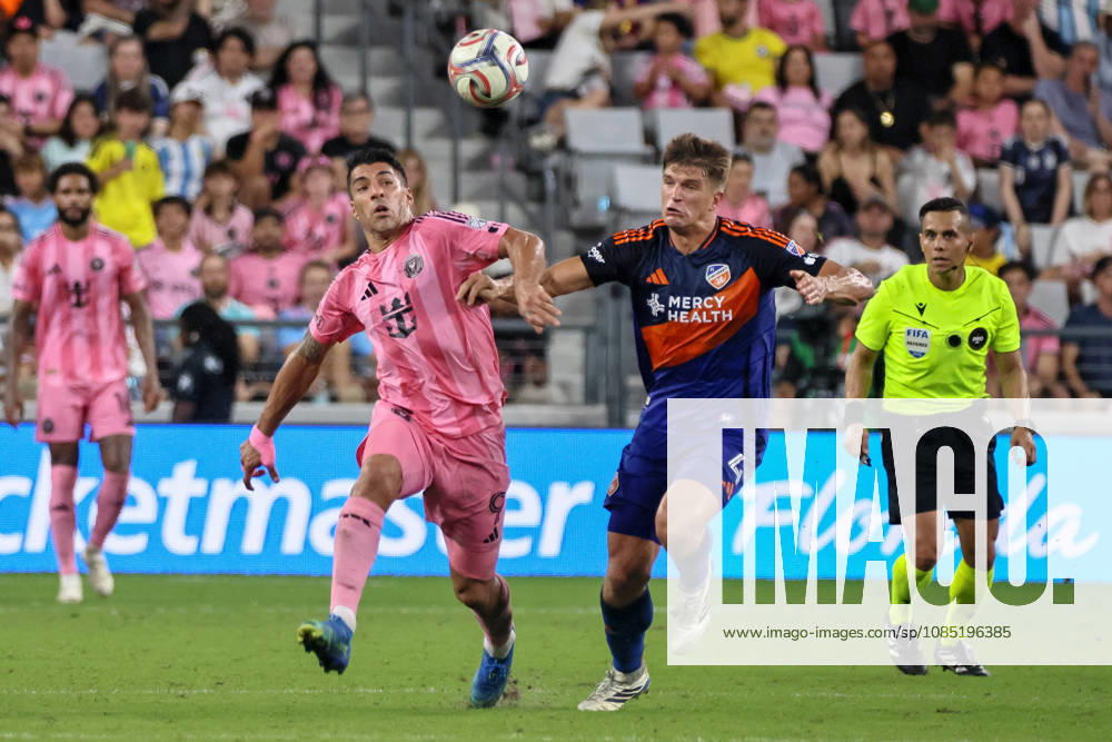 Inter Miami CF forward Luis SuoÂ¡rez (9) and FC Cincinnati defender Nick Hagglund (4) battle for a ball during a 2026 MLS, Fussball Herren, USA soccer match between Inter Miami CF and FC Cincinnati. Miami USA - ZUMAa257 20261028_zsp_a257_008