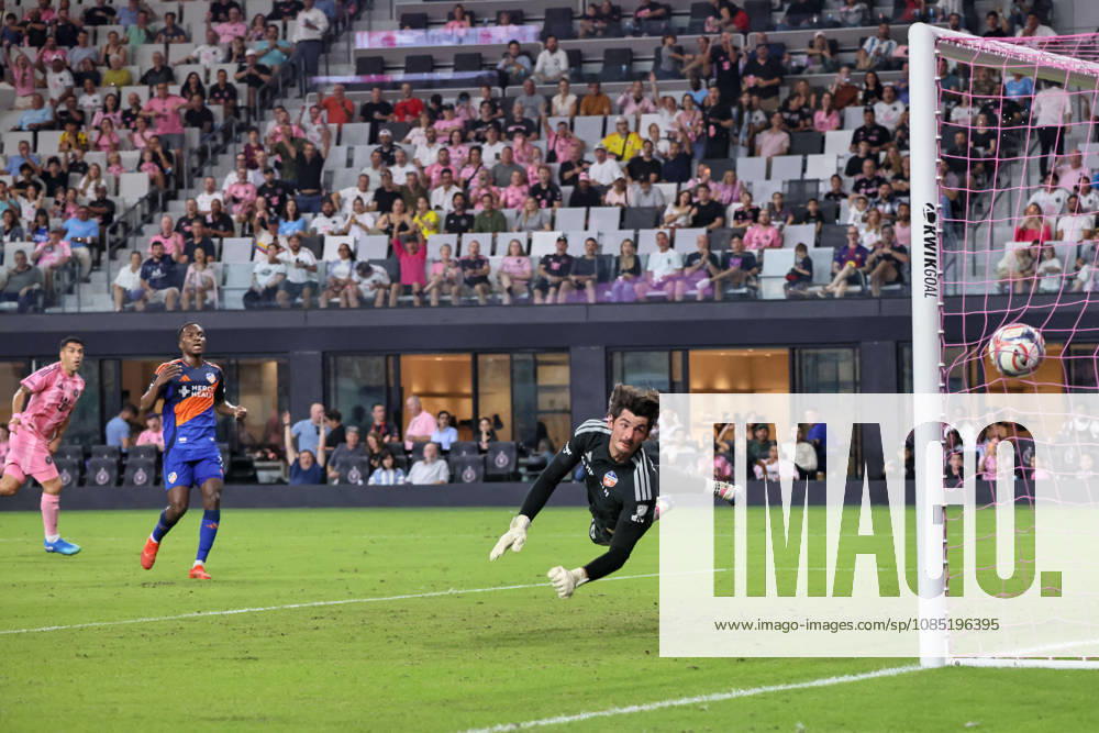 Inter Miami CF forward Luis Suo¡rez (9)(L) looks on as his shot goes into the goal past FC Cincinnati goalkeeper Roman Celentano (18) during a 2026 MLS, Fussball Herren, USA soccer match between Inter Miami CF and FC Cincinnati. Soccer 2026: Inter Miami CF 2:2 FC Cincinnati. - ZUMAa257 20261028_zsp_a257_006